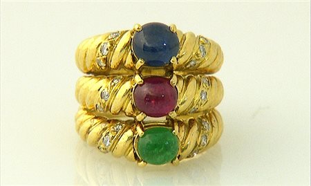ANELLO ANELLO. In oro giallo 18 kt con centrale in rubino, zaffiro e smeraldo...