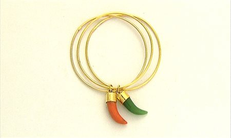 BRACCIALE BRACCIALE. In oro giallo 18 kt a tre cerchi rigidi trattenenti due...