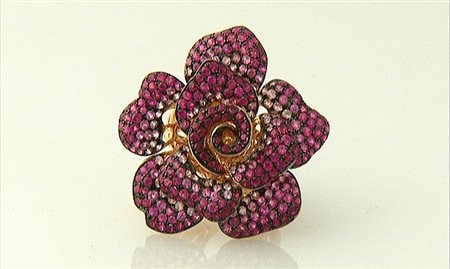 ANELLO ANELLO. In oro rosè e brunito 18 kt realizzato a rosa con petali...