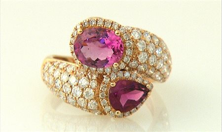 ANELLO ANELLO. In oro rosa 18 kt con disposizione a contrariè, rubelliti...