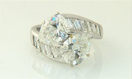 ANELLO ANELLO. In oro bianco 18 kt a contrariè con due diamanti taglio goccia...