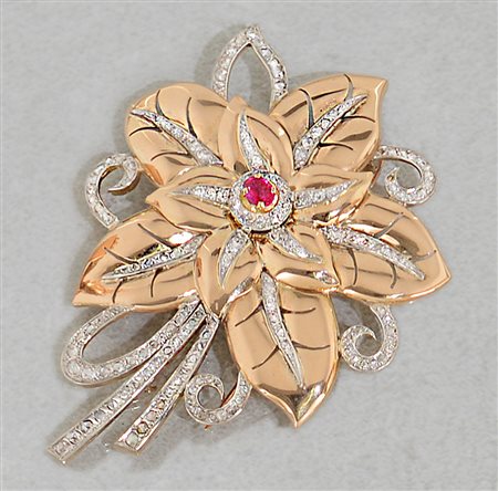 SPILLA SPILLA. In oro giallo e bianco bassa caratura a grande fiore con...