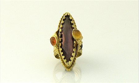 ANELLO ANELLO. In oro giallo 18 kt montatura a losanga con decori floreali ed...