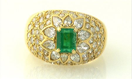 ANELLO ANELLO. In oro giallo 18 kt centrato da smeraldo taglio rettangolare a...