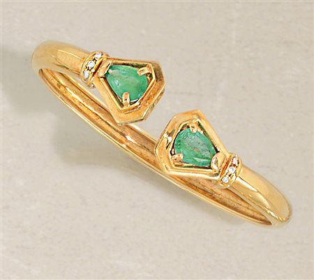 BRACCIALE BRACCIALE. In oro giallo 18 kt a schiava con terminali in smeraldi...