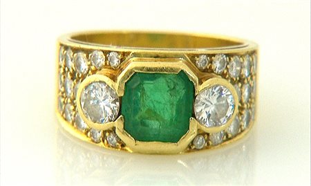 ANELLO ANELLO. In oro giallo 18 kt internamente foderato con smeraldo taglio...