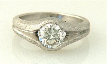 ANELLO ANELLO. In oro bianco 18 kt montatura incisa con al centro diamante...