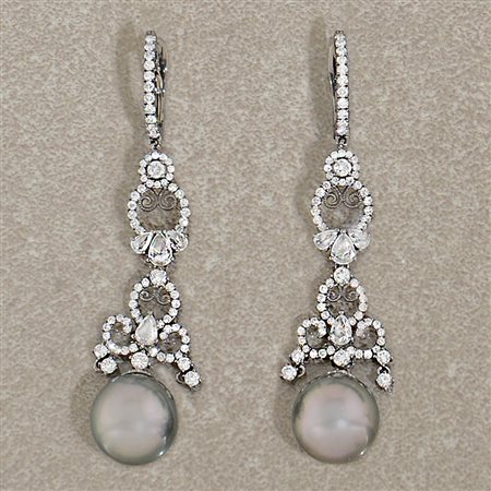 ORECCHINI COPPIA DI ORECCHINI PENDENTI. In oro bianco brunito 18 kt perno e...