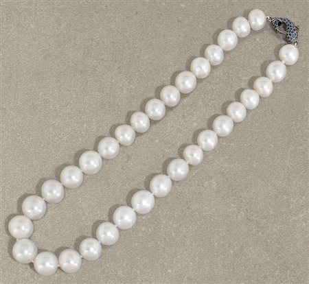 COLLANA COLLANA. Ad un filo di perle coltivate South Sea disposte a degradè...