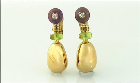 BULGARI COPPIA DI ORECCHINI PENDENTI DI BULGARI. In oro giallo 18 kt perno e...