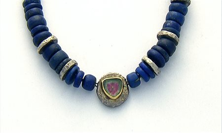COLLANA COLLANA. Ad un filo di lapislazzuli con interruttori in argento, al...