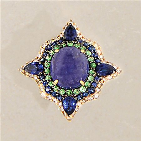 ANELLO ANELLO. In oro giallo 18 kt con tanzanite taglio ovale cabochon di...