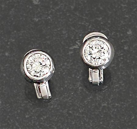ORECCHINI COPPIA DI ORECCHINI. In oro bianco 18 kt perno e clip con due...