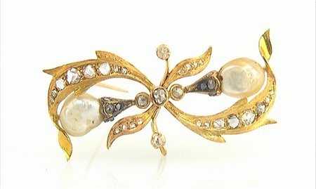 SPILLA SPILLA/CIONDOLO INIZIO XX SECOLO. In oro giallo 18 kt realizzata a...