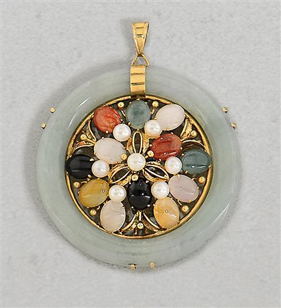 CIONDOLO CIONDOLO. In oro giallo 14 kt con inserto circolare in giada, gemme...
