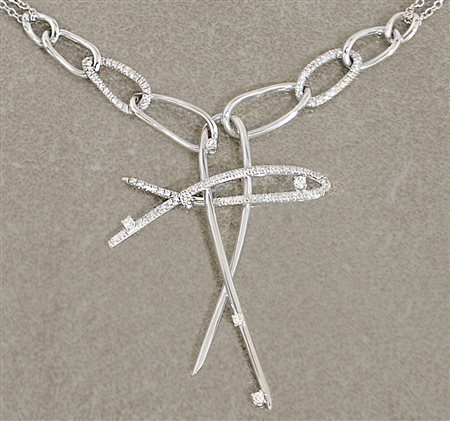 COLLANA COLLANA. In oro bianco 18 kt doppia maglia ad anelli con al centro...