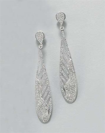 ORECCHINI COPPIA DI ORECCHINI PENDENTI. In oro bianco 18 kt, a perno,...