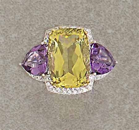 ANELLO ANELLO. In oro bianco e giallo 18 kt centrato da topazio giallo/verde...