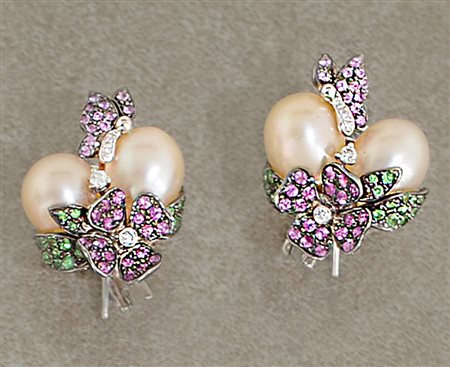 ORECCHINI COPPIA DI ORECCHINI. In oro bianco 18 kt a clip con perle coltivate...