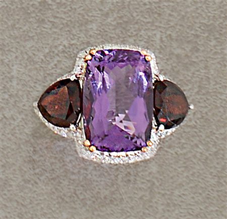 ANELLO ANELLO. In oro bianco e rosa 18 kt centrato da ametista taglio cuscino...