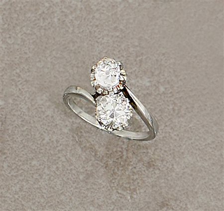 ANELLO ANELLO. In oro bianco 18 kt con due diamanti taglio vecchio disposti a...