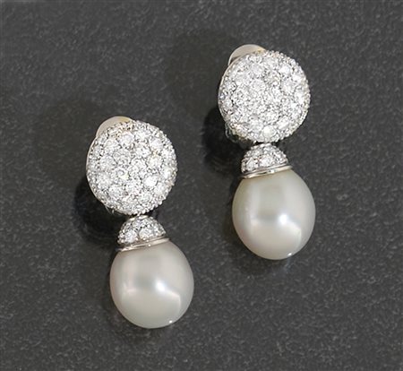ORECCHINI COPPIA DI ORECCHINI. In oro bianco 18 kt perno e clip con perle...