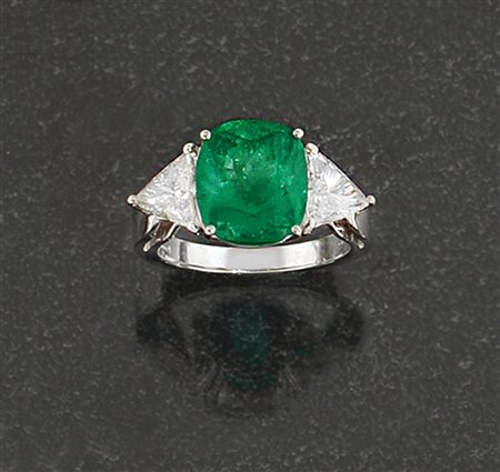 ANELLO ANELLO. In oro bianco 18 kt con smeraldo taglio cuscino di cts. 5,20...