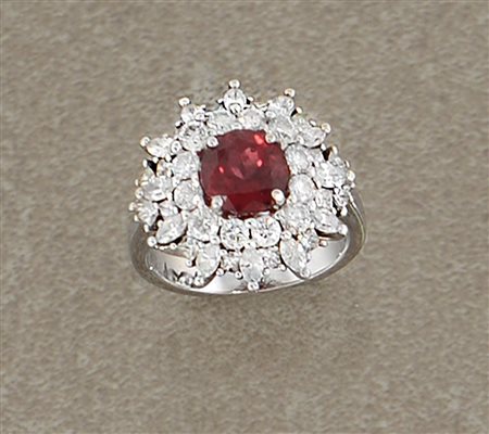 ANELLO ANELLO. In oro bianco 18 kt centrato da rubino taglio rotondo di cts....