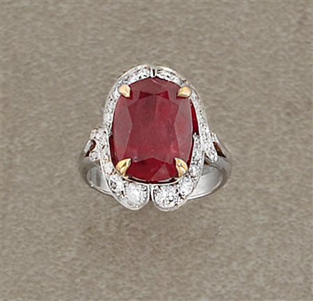 ANELLO ANELLO. In oro bianco e giallo 18 kt centrato da rubino Myanmar...