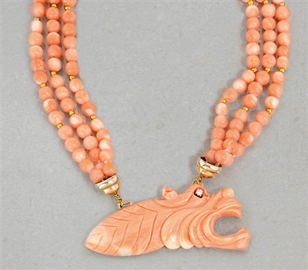 COLLANA COLLANA. In oro giallo 18 kt a tre fili di sfere di corallo Giappone...