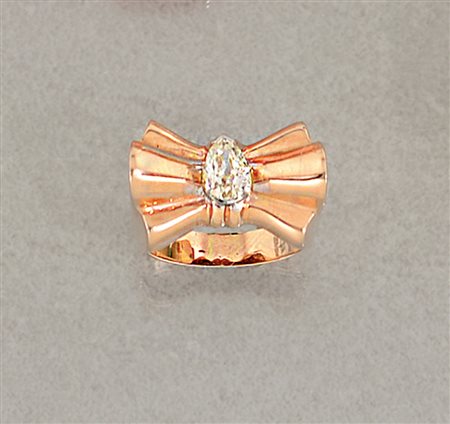 ANELLO ANELLO ANNI '40 CA. In oro rosa 18 kt realizzato a fiocco con diamante...