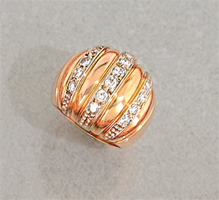 ANELLO ANELLO. In oro bianco e rosa 18 kt sommità bombata con tre file di...