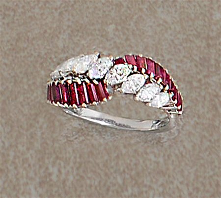 ANELLO ANELLO. In oro bianco 18 kt realizzato a doppia rivière incrociata con...