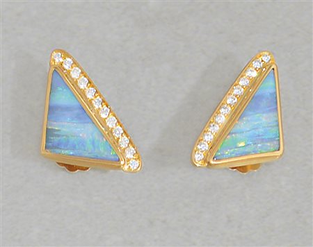 ORECCHINI COPPIA DI ORECCHINI. In oro giallo 18 e 22 kt, perno e farfalla con...