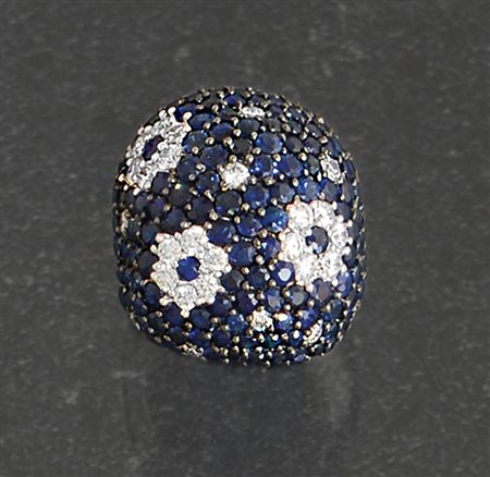 ANELLO ANELLO. In oro bianco e brunito 18 kt con zaffiri taglio rotondo per...