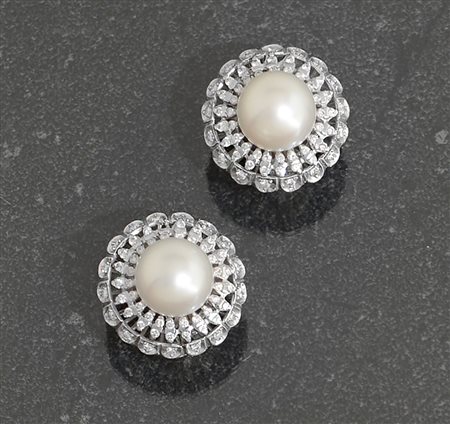 ORECCHINI COPPIA DI ORECCHINI. In oro bianco 18 kt perno e clip di forma...