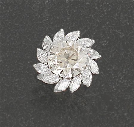 ANELLO ANELLO. In oro bianco 18 kt con al centro un diamante brunito taglio...