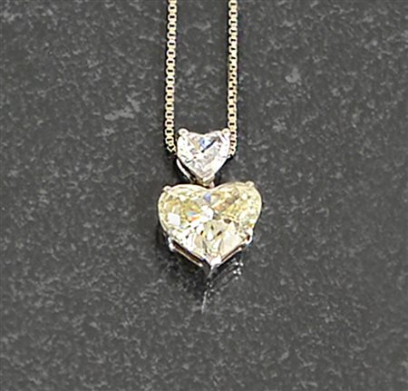 CIONDOLO CIONDOLO. In oro bianco 18 kt centrato da due diamanti taglio cuore,...