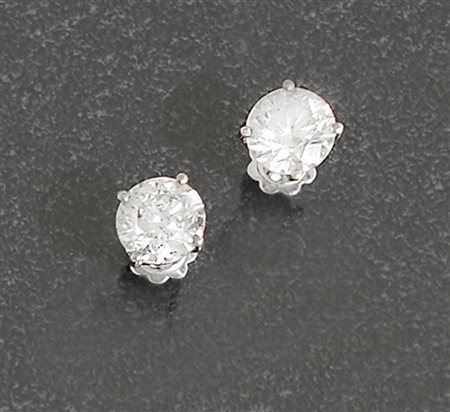 ORECCHINI COPPIA DI ORECCHINI. In oro bianco 18 kt perno e farfalla con due...