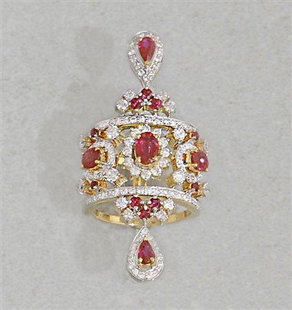 ANELLO ANELLO. In oro giallo 18 kt con rubini taglio rotondo, ovale e goccia...