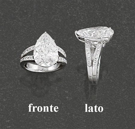 ANELLO ANELLO. In oro bianco 18 kt centrato da diamante taglio goccia di cts....