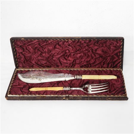 Coltello e forchetta da pesce con lama in argento