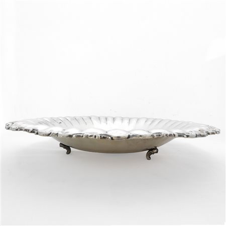 Alzata rotonda centrotavola in argento 800 con bordo festonato e lobato