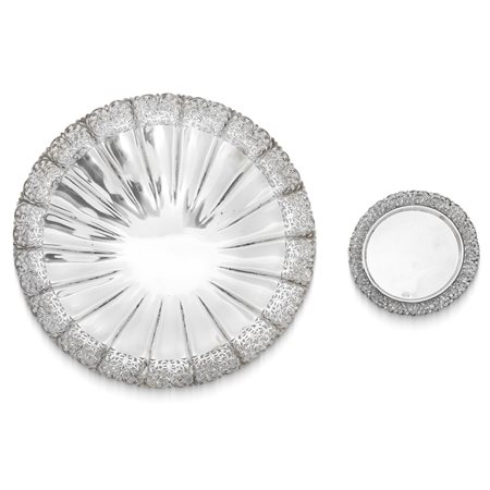 Portabottiglie e alzata rotondi in argento 800 con bordo filigranato