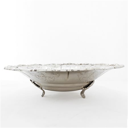 Alzata da centro rotonda in argento 800 bulinata con bordo smerlato