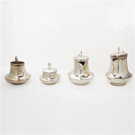 Servizio da tè e caffè in argento 800 con pigne sul coperchio e prese decorate