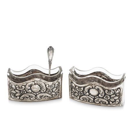 Ciotoline in vetro sale e pepe con base in argento 800 decorate a sbalzo a motivi floreali