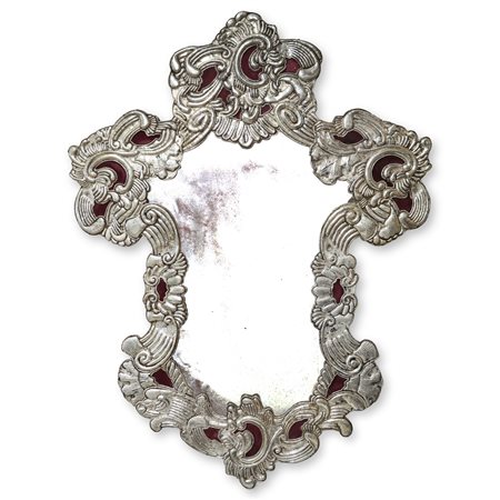 Grande specchiera da muro con struttura in legno rivestita con lamina in argento sbalzato, 20th secolo