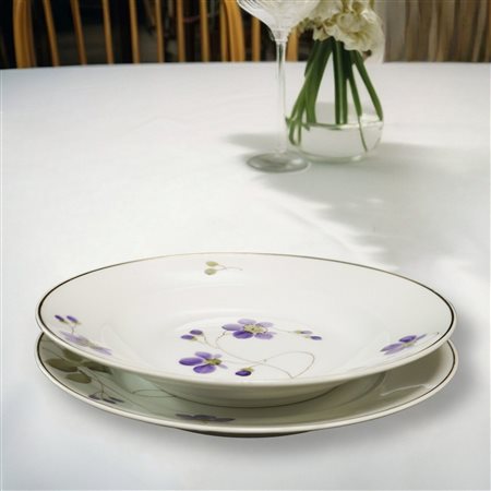 Richard Ginori - Servizio di piatti  da 12, Richard Ginori, porcellana bianca con decoro le mammole,  bordi profilati in oro