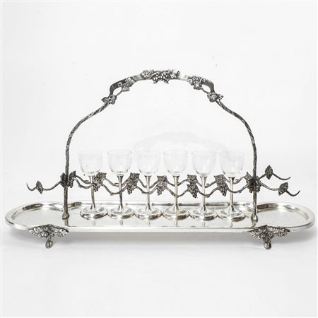 Set da rosolio con bicchierini in vetro molato e intagliato a tralci di vite e stelo in sheffield con vassoio sbalzato con motivi di tralci di vite